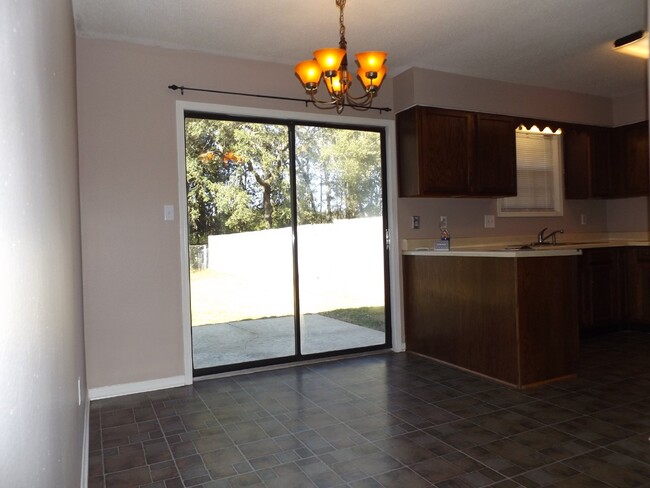 Building Photo - Spacious 2/1.5 Duplex in Bellview with Gar...