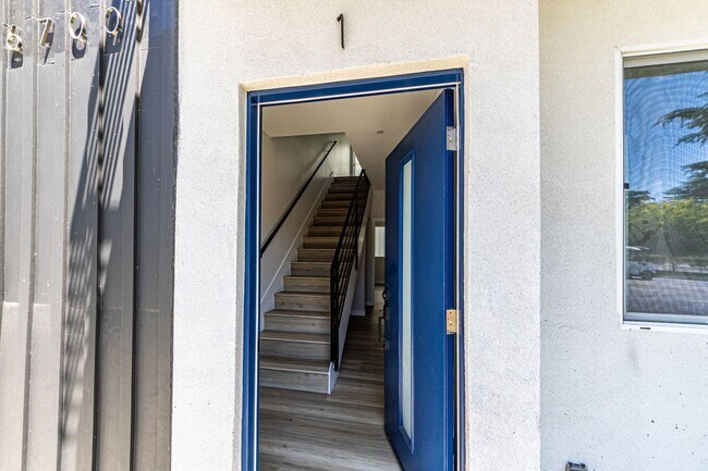 Building Photo - Sleek and spacious 4-bedroom, 4.5-bathroom...