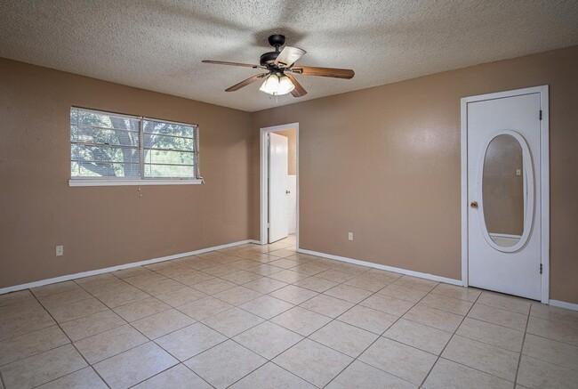 Building Photo - 213 Fox Dr