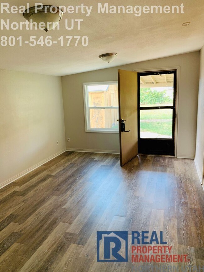 Building Photo - 3 Bed 1 Bath Ogden Home Now Available!