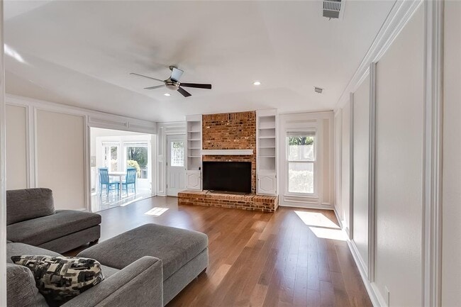 Building Photo - 11209 Deadoak Ln