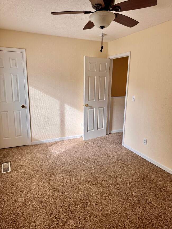 Building Photo - 2 Bedroom || 1 Bathroom Townhome