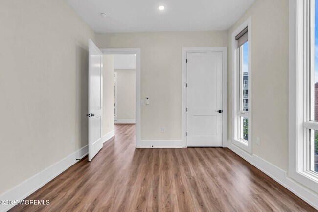 Building Photo - 527 Bangs Ave