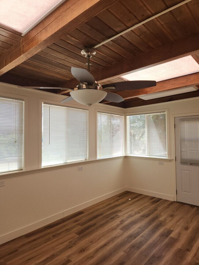 Building Photo - Lovely 2 bedroom, 2 bath in the Oakmont 55...