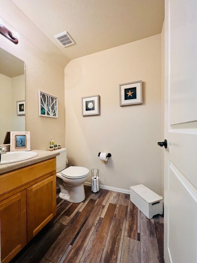 Building Photo - Gorgeous 3 bed/2.5 bath home with 3-CAR TA...