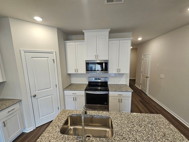 Building Photo - Like-New townhome in Concord