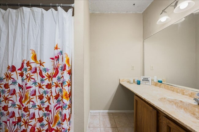 Building Photo - Great Location, Immediate Move In available - 2 bed / 2 bath Condo - 100% off First Month's rent!