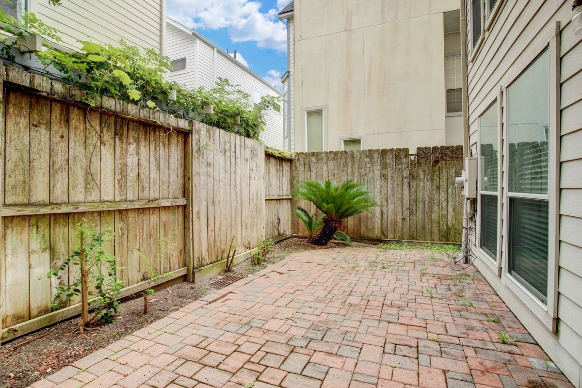 Building Photo - 2205 Commonwealth St