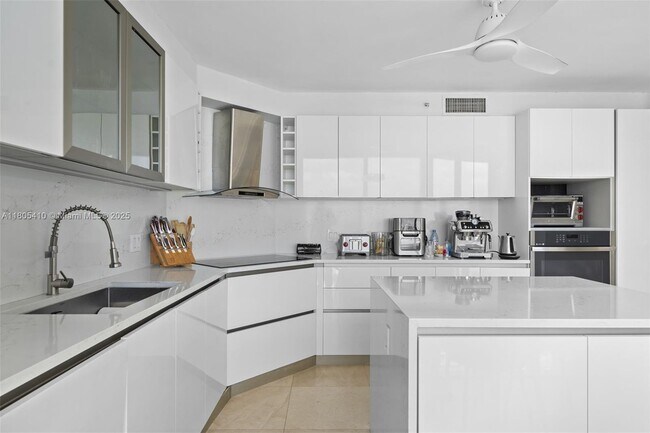 Building Photo - 17555 Collins Ave