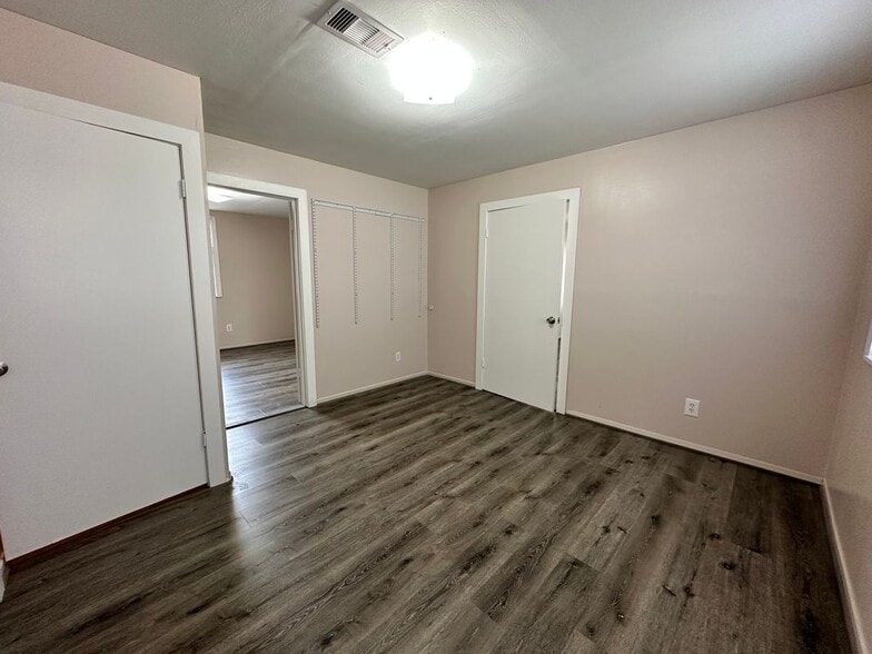 Building Photo - 305 N Live Oak St