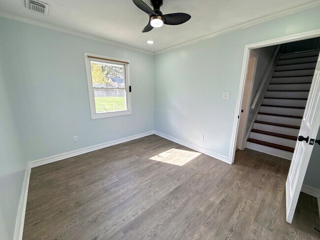 Building Photo - Stunning Full Remodel! 3BR/2BA Home with F...