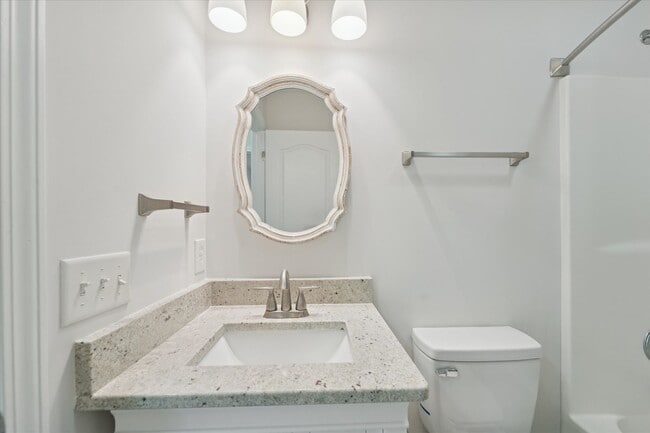 Building Photo - AVAILABLE NOW! (Pet Friendly)