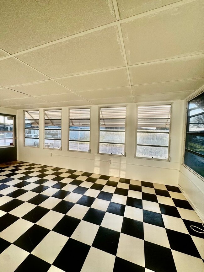 Building Photo - Welcome to your Florida retirement dream in desirable Hollywood Estates.