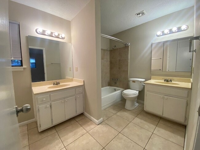 Building Photo - Dreamy 3 bedroom !