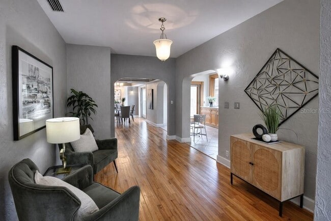 Building Photo - 205 25th Ave NE