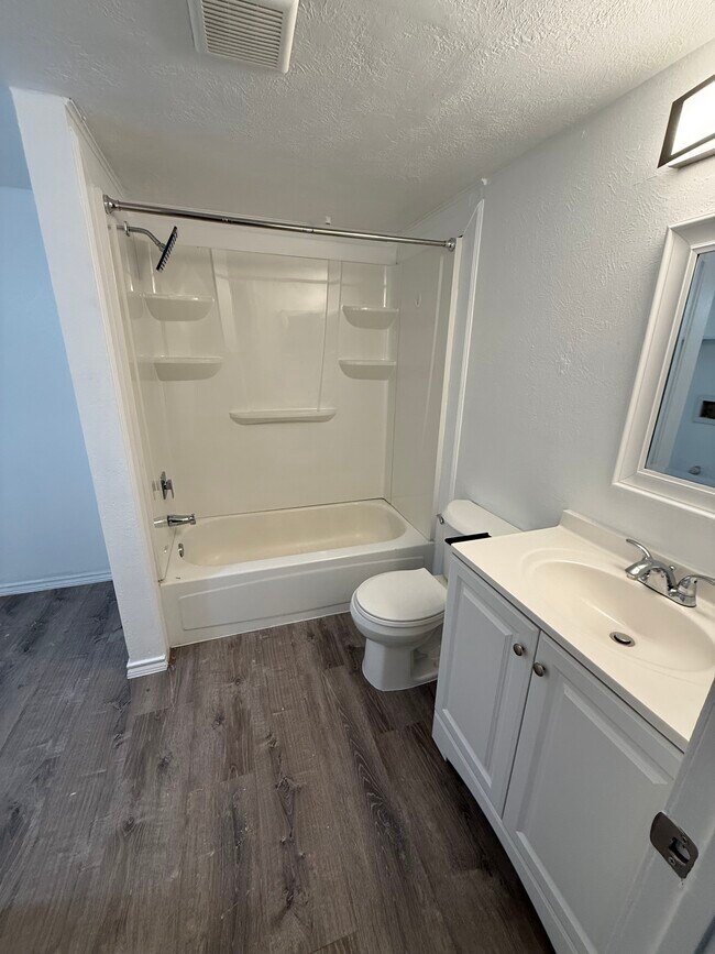 Building Photo - 125 London Ln