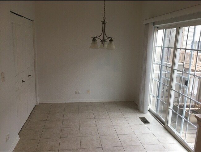 Building Photo - 1242 Evergreen Ave