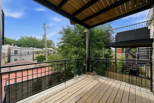 Building Photo - Beautiful and Spacious 2 bedroom, 2 Bathroom Located
