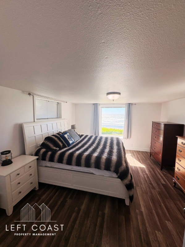 Building Photo - 3519 NW Jetty Ave