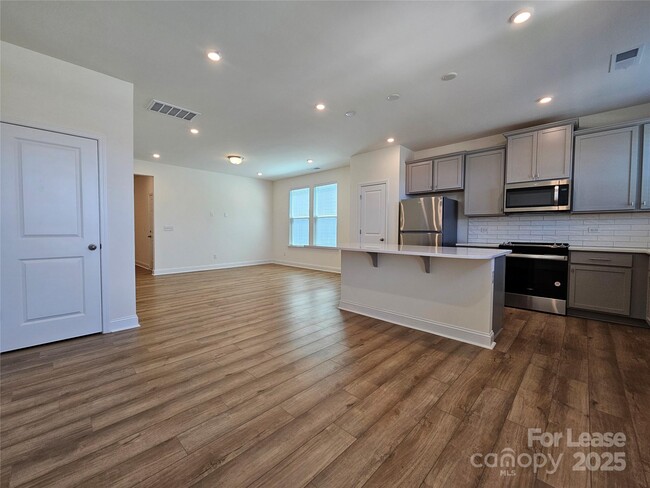 Building Photo - 1027 S Point Rd