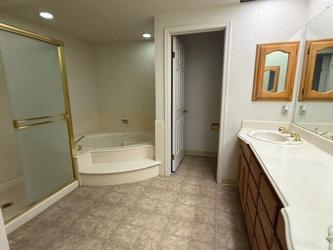 Building Photo - Spacious 3 Bedroom 2.5 Bath Two Story Home in Desirable Almaden Neighborhood