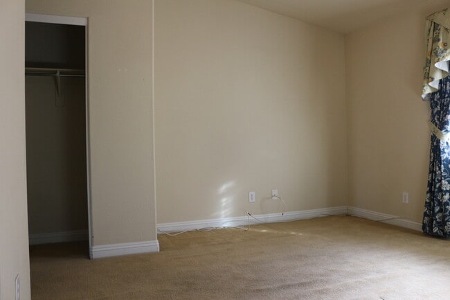 Building Photo - SHOWINGS AVAILABLE NOW