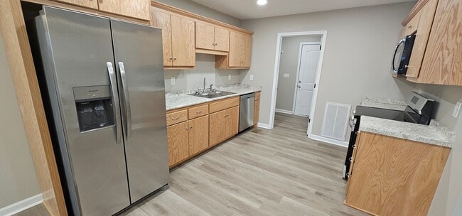 Building Photo - Beautiful Townhome in Central Manchester!