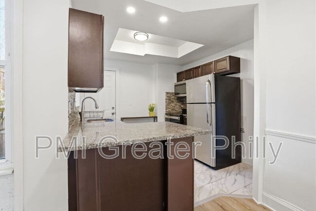 Building Photo - 1916 S Salford St