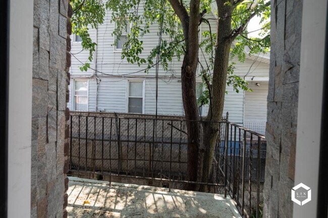 Building Photo - 3 bedroom in JAMAICA NY 11433