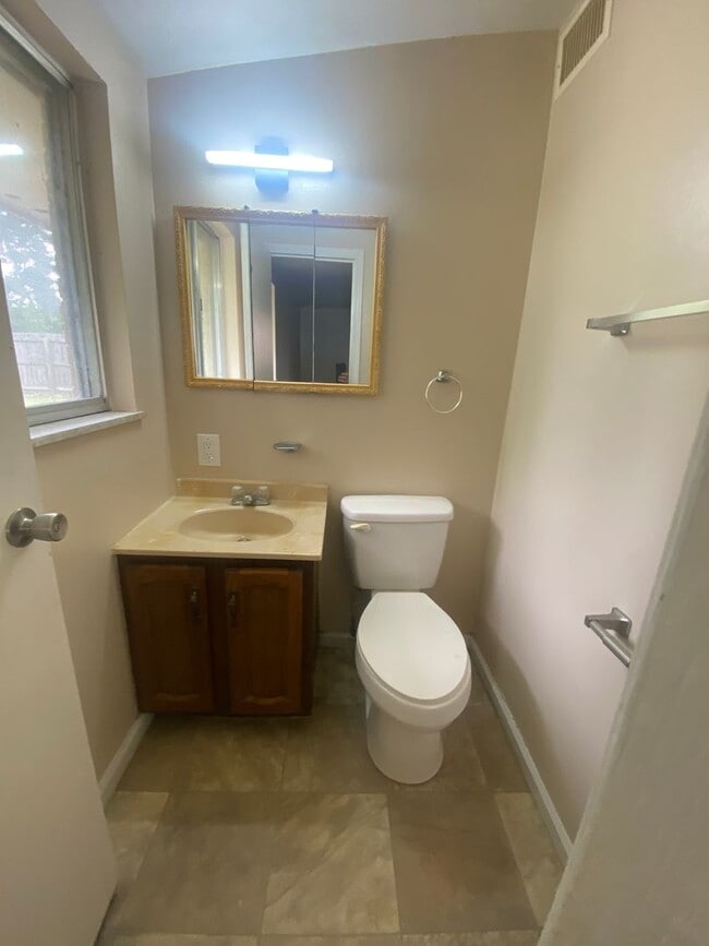 Building Photo - 3 Bed 1.5 Bath House
