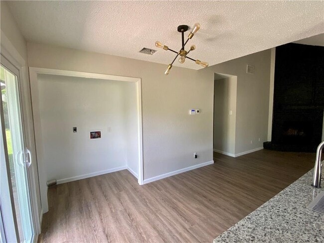 Building Photo - 1715 Shadowview Dr