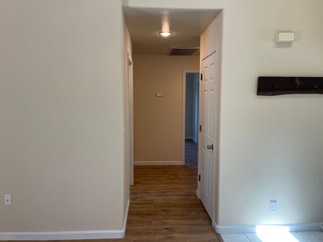 Building Photo - 143 Goldenwest Ct