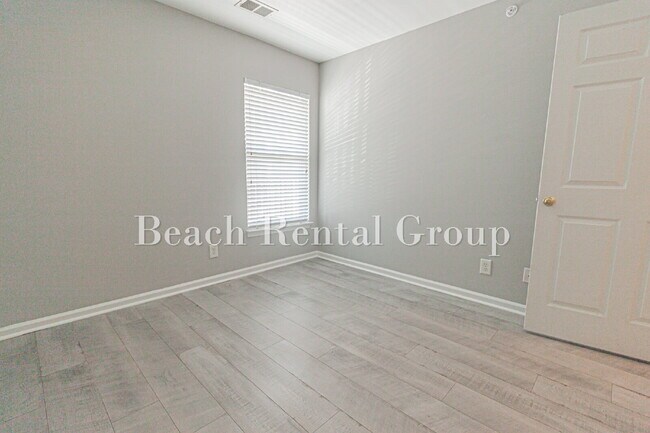 Building Photo - End Unit with Screened Balcony