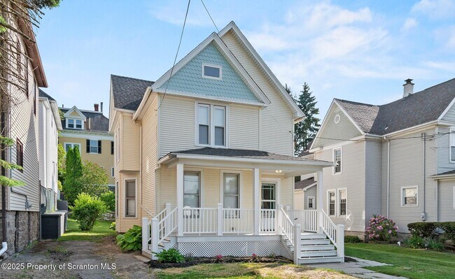 Primary Photo - 724 Electric St