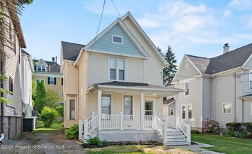 Building Photo - 724 Electric St