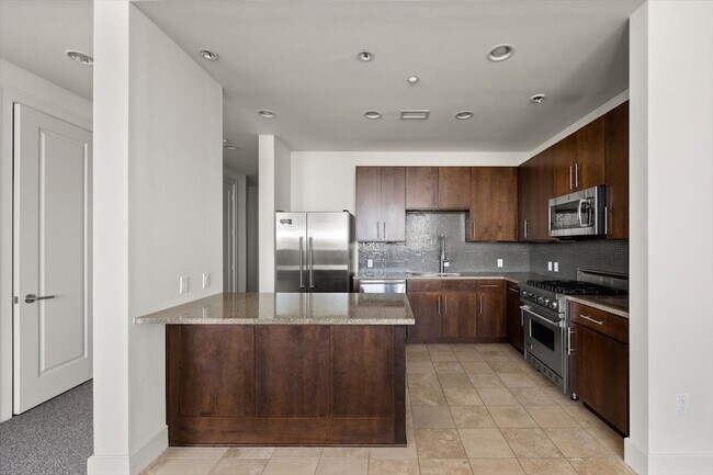 Building Photo - 3100 W 7th St