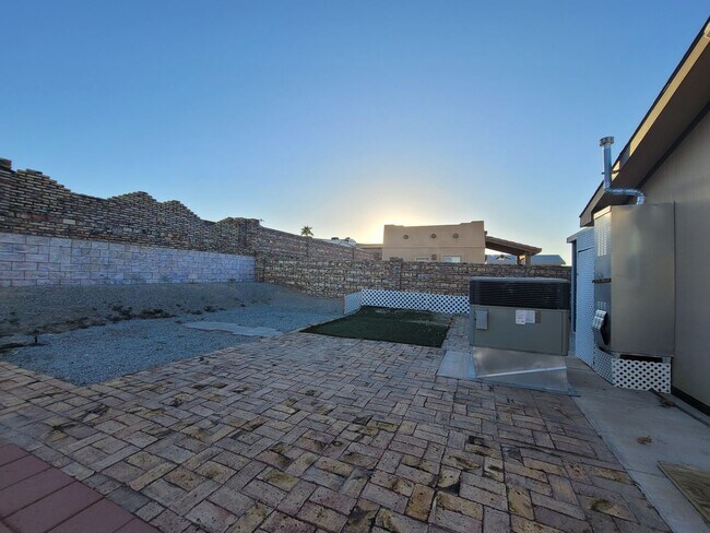 Building Photo - Updated Spacious Home in the Foothills!