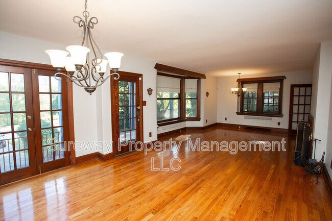 Building Photo - 319 N Newton Lake Dr