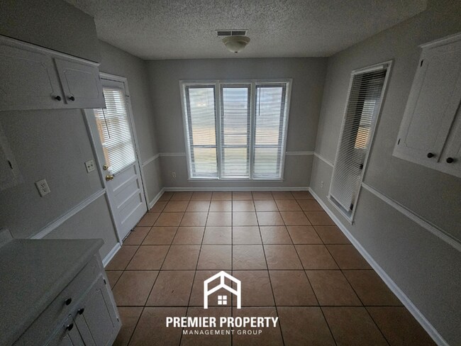 Building Photo - 6869 Amersham Dr