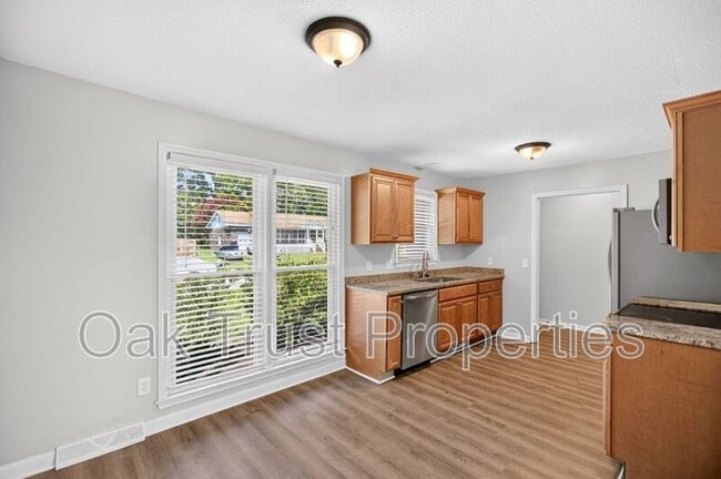 Building Photo - 220 Cornell Dr