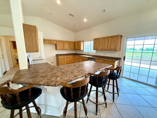 Building Photo - Beautiful 3 Bed / 2 Bath Home Backing to Cerbat Cliffs Golf Course!