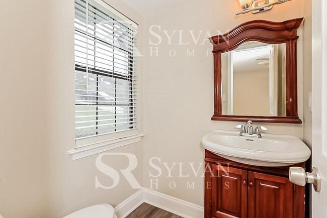 Building Photo - Come and view this 3 bedroom, 2.5 bathroom home