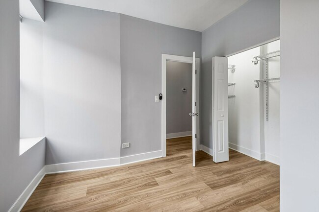 Building Photo - Gorgeous, Updated Duplex 2bd/2bth, Wicker Park Avail 5/1