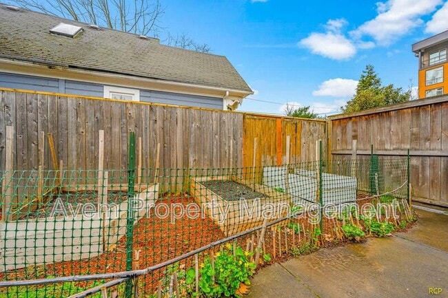 Building Photo - 626 NE Russell St