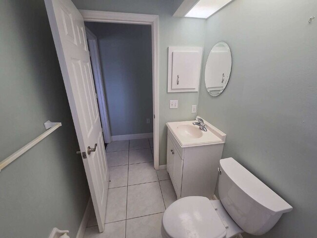 Building Photo - "Charming 2-Bed, 2-Bath North Port Retreat with Gleaming Hardwood Floors!"