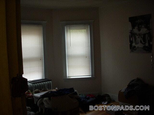 Building Photo - 208 Kelton St