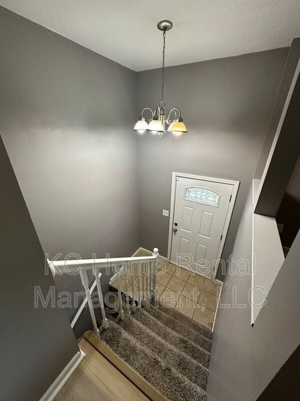 Building Photo - 424 NE Lakeview Dr