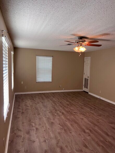 Building Photo - 103 Murdock Ln