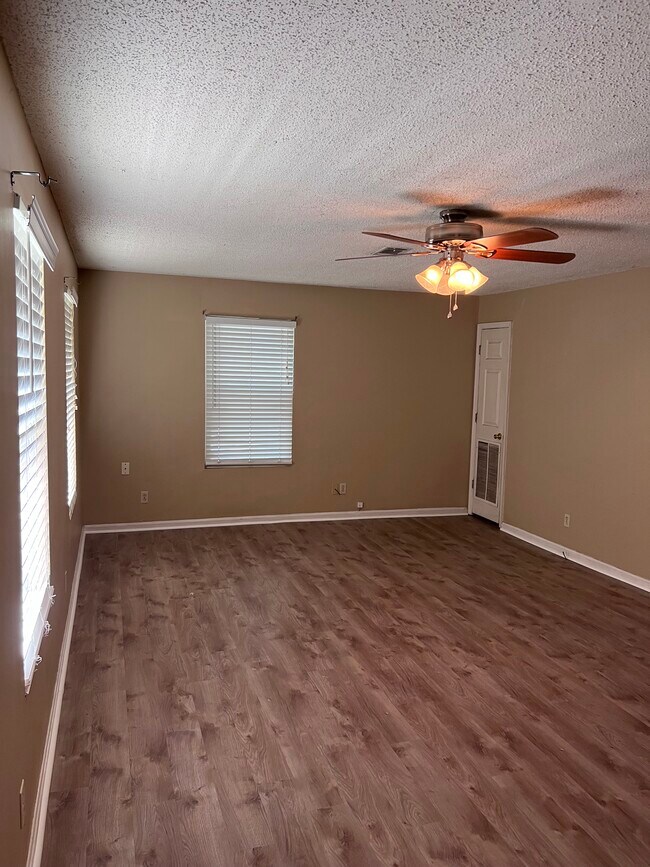 Building Photo - 103 Murdock Ln