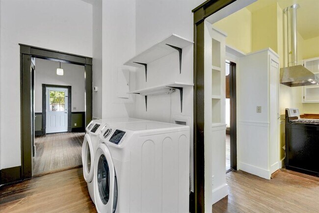 Building Photo - 304 Olive St